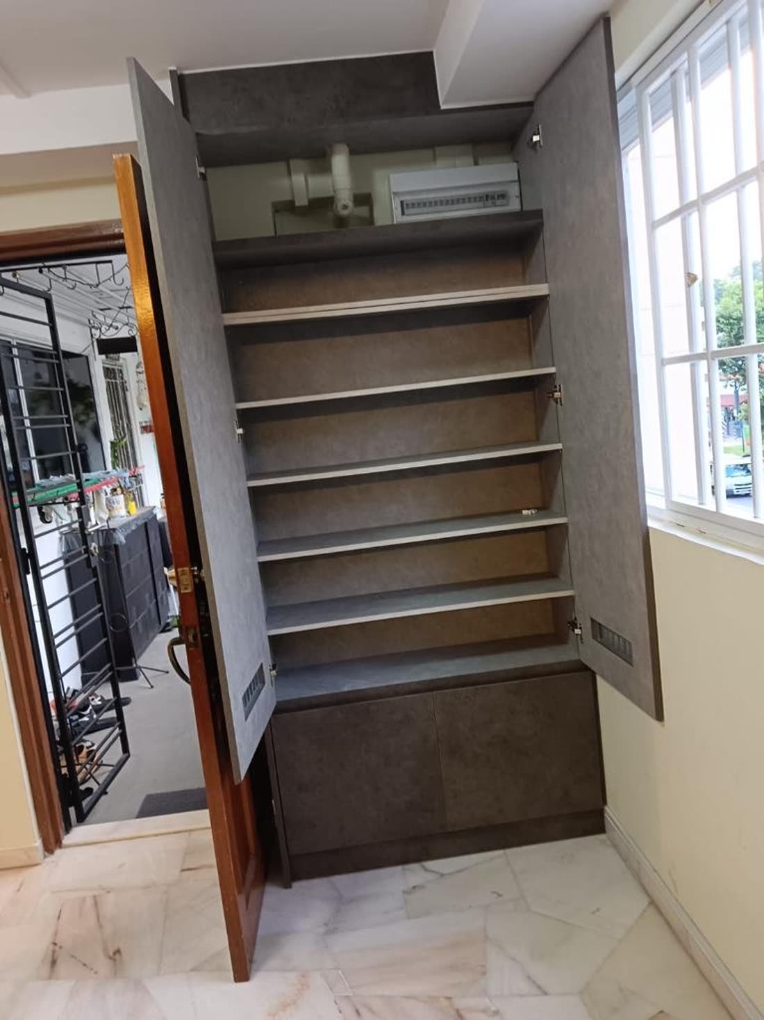 Built-in shoe cabinet at the main-door entrance