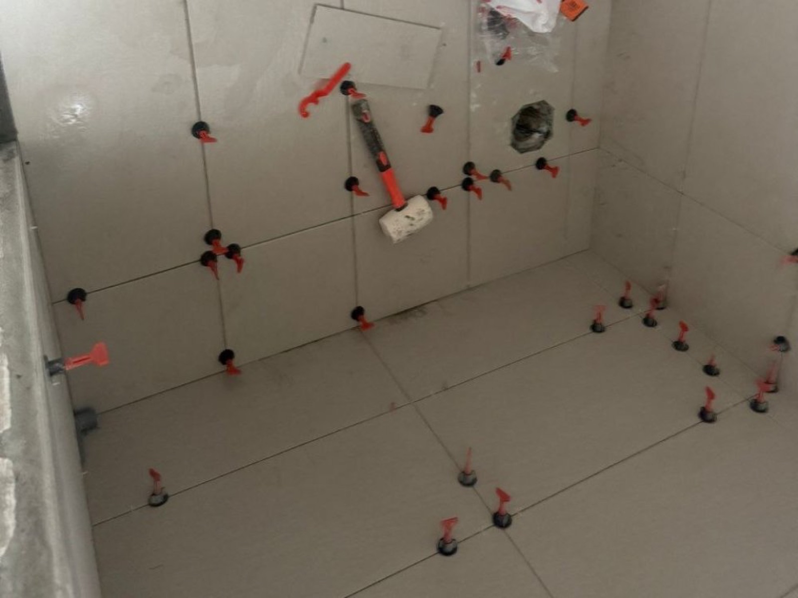 Bathroom floor tiling with levelling clips