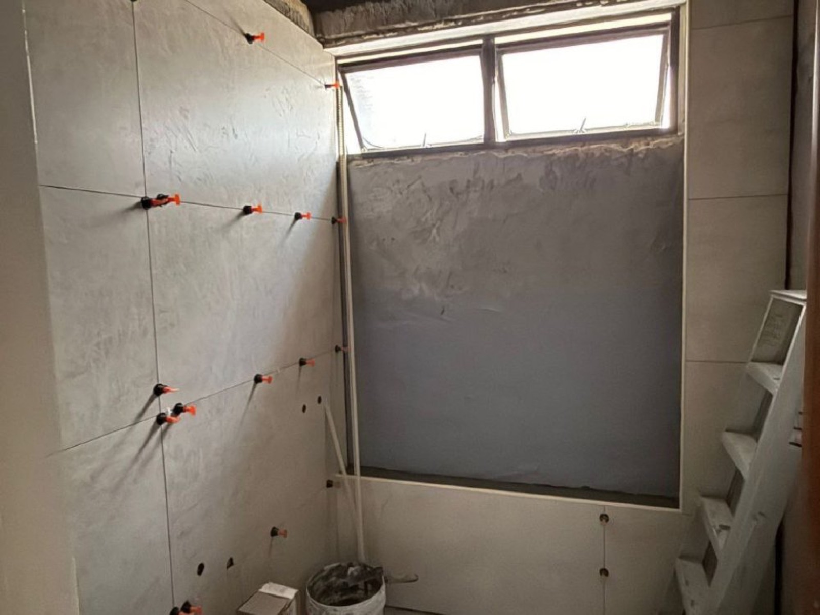 Precision wall tiling with levelling clips